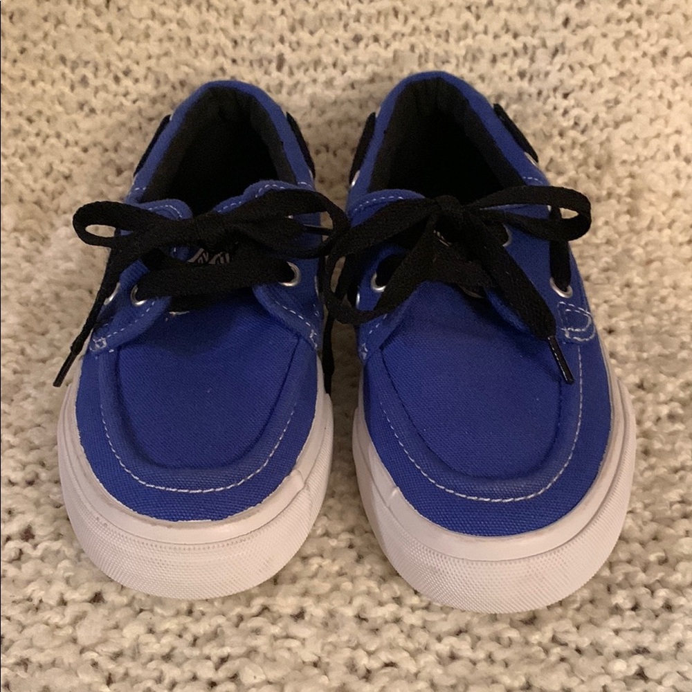 Converse ALL STAR low rise sneakers. Kids size 4 or women’s size 5.5.